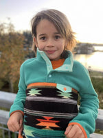 Enfant portant le Mini-SHERPA - Polaire mixte pour enfants du 2 au 16 Ans. Patron de couture pdf à télécharger.