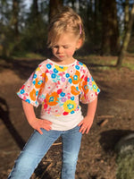 Enfant portant le Mini-VANOU - Top pour filles du 2 au 16 Ans, patron de couture pdf à télécharger, manches kimono colorées en forêt.