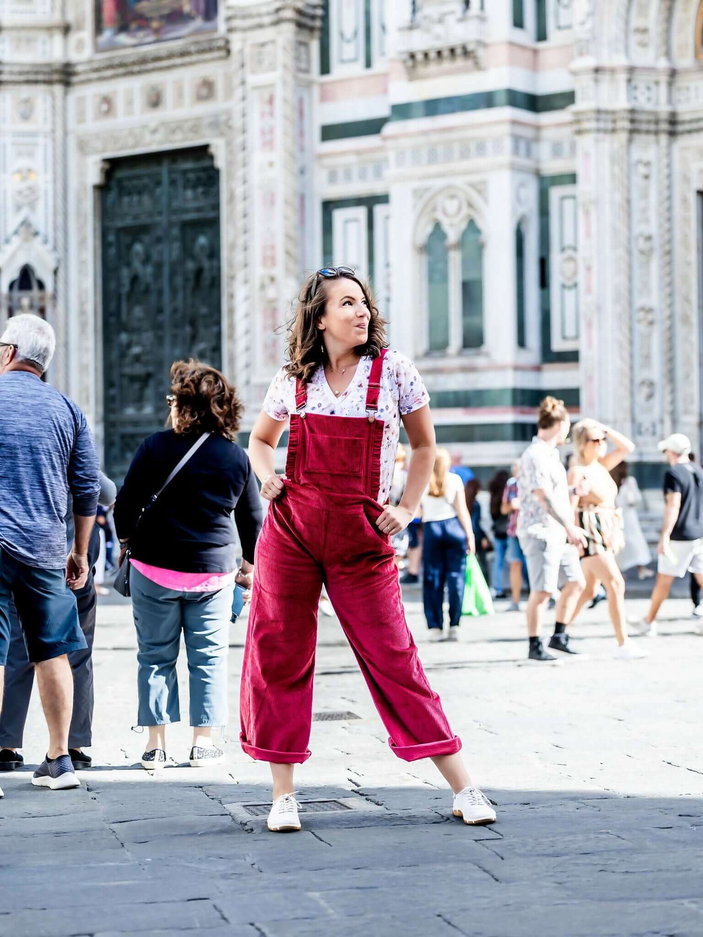 Modèle de salopette Myrtille, look décontracté en velours, idéale pour l'été comme pour l'hiver, avec un t-shirt et des baskets.