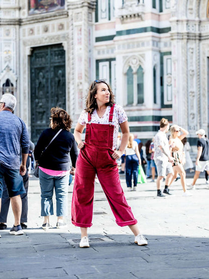 Modèle de salopette Myrtille, look décontracté en velours, idéale pour l'été comme pour l'hiver, avec un t-shirt et des baskets.