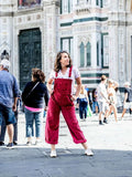 Modèle de salopette Myrtille, look décontracté en velours, idéale pour l'été comme pour l'hiver, avec un t-shirt et des baskets.