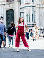 Modèle de salopette Myrtille, look décontracté en velours, idéale pour l'été comme pour l'hiver, avec un t-shirt et des baskets.