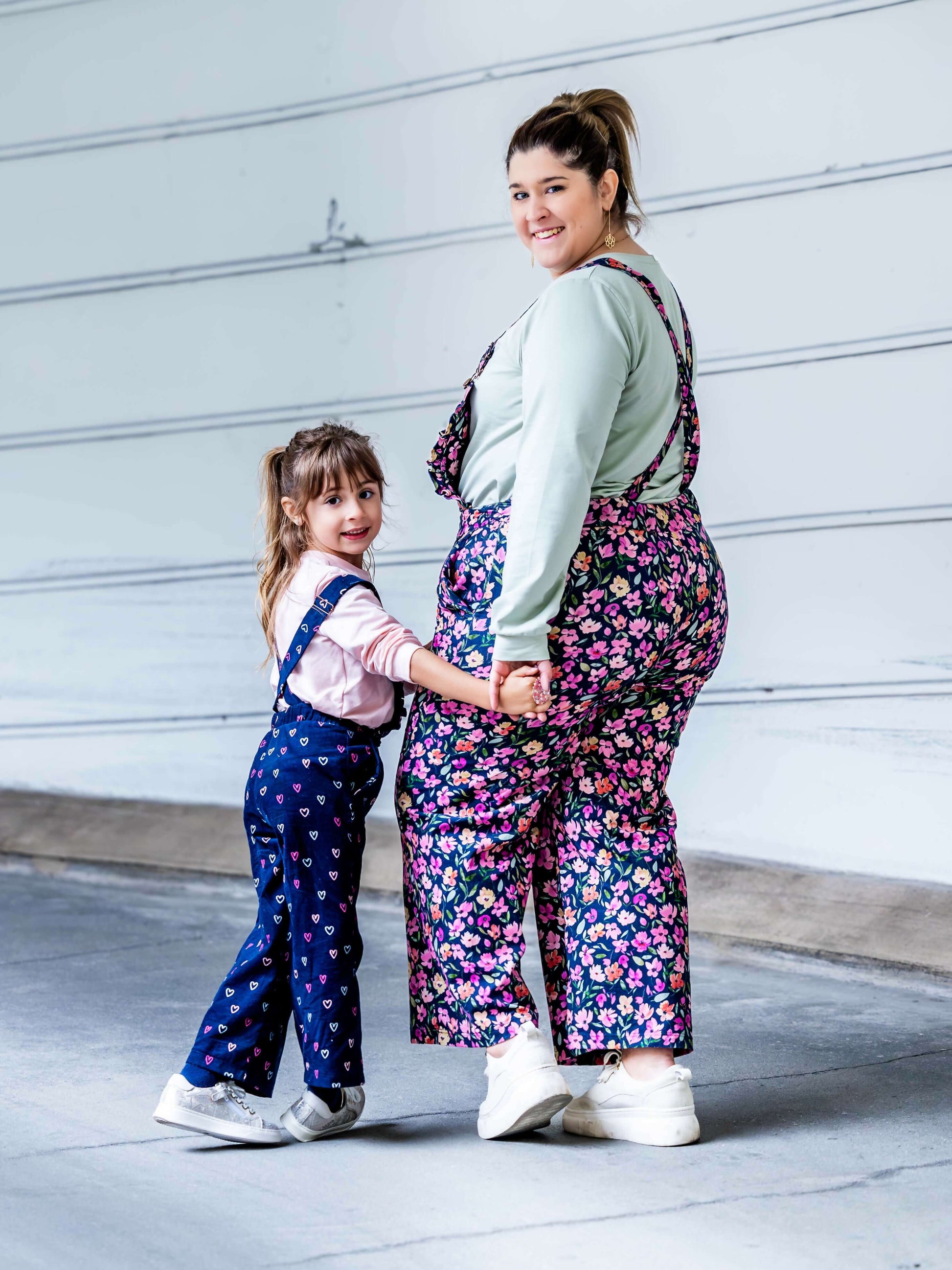 Myrtille la salopette, un style décontracté mère-fille avec motifs floraux, parfait pour coudre soi-même.