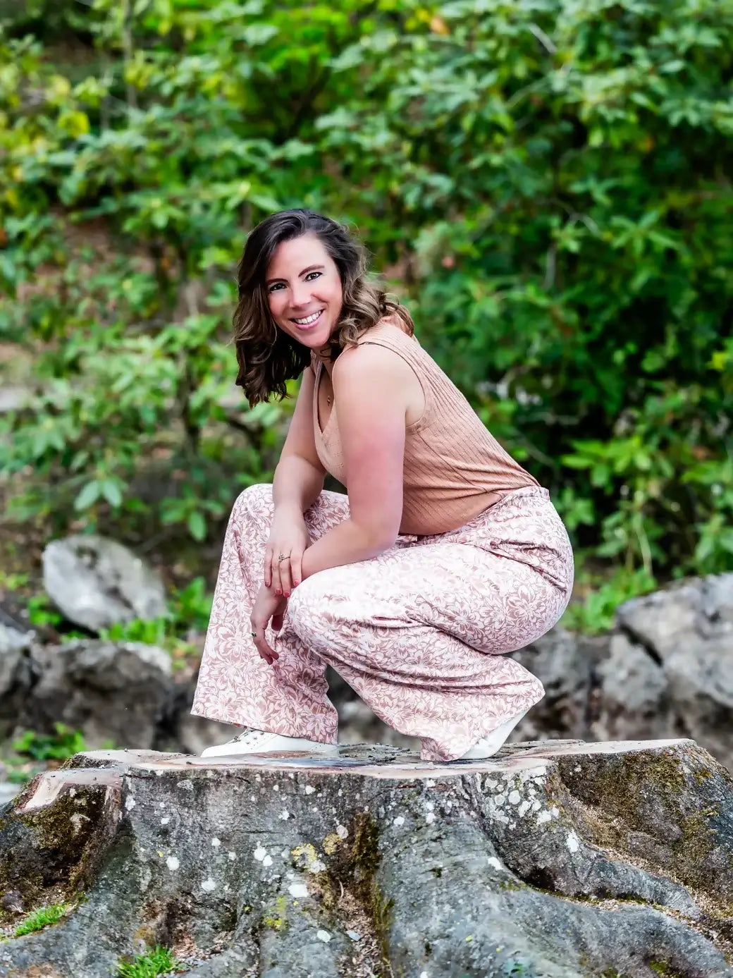 Femme portant NASHI - Le pantalon palazzo, patron de couture pdf à télécharger pour un look chic et élégant dans la nature.