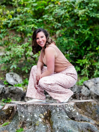 Femme portant NASHI - Le pantalon palazzo, patron de couture pdf à télécharger pour un look chic et élégant dans la nature.