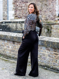 Femme portant NASHI - Le pantalon palazzo, patron de couture pdf à télécharger, élégant et moderne, taille haute et fluide.