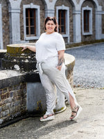 NASHI - Le pantalon palazzo, patron de couture pdf à télécharger, femme portant un pantalon fluide et moderne en extérieur.