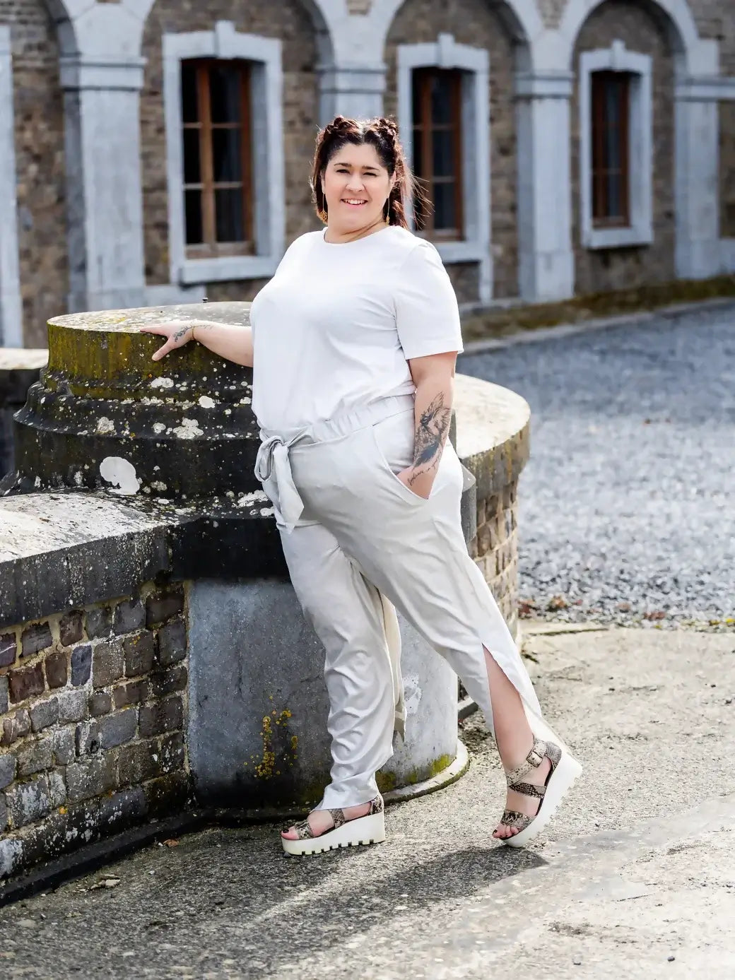 NASHI - Le pantalon palazzo, patron de couture pdf à télécharger, femme portant un pantalon fluide et moderne en extérieur.