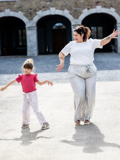 NASHI - Le pantalon palazzo, patron de couture pdf à télécharger, femme portant un pantalon fluide avec un enfant dansant dehors.