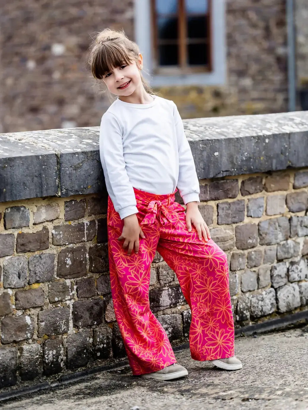 Enfant portant un pantalon palazzo coloré, patron de couture pdf à télécharger pour NASHI - Le pantalon palazzo.