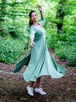 Femme dansante portant NECTARINE - La robe fendue en nature, patron de couture pdf à télécharger, élégance et confort.