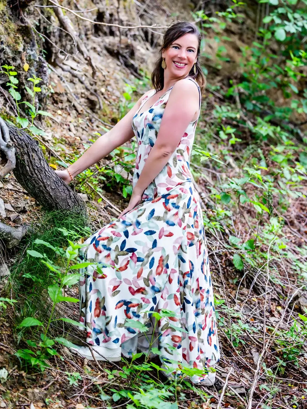 Femme portant NECTARINE - La robe fendue dans un jardin, patron de couture pdf à télécharger disponible.