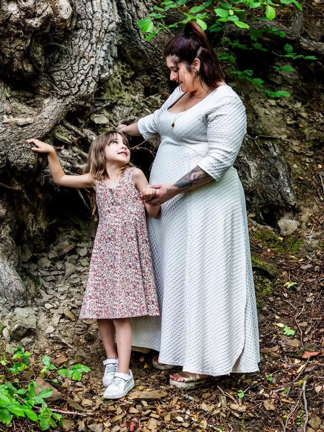 Femme portant NECTARINE - La robe fendue avec enfant, patron de couture pdf à télécharger, dans un cadre naturel
