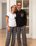 Patron PDF Pyjama NOVA du 34 au 60, couple portant l'ensemble à carreaux noir et blanc, intérieur moderne
