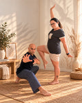 Femme enceinte portant le Patron PDF Pyjama NOVA, short à carreaux et t-shirt noir, posture dynamique en intérieur