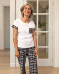 Femme portant le Patron PDF Pyjama NOVA du 34 au 60, top blanc et pantalon carreaux noir blanc