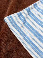 Patron PDF NYX Pyjama homme modulable, détail du col rayé bleu et blanc en coton