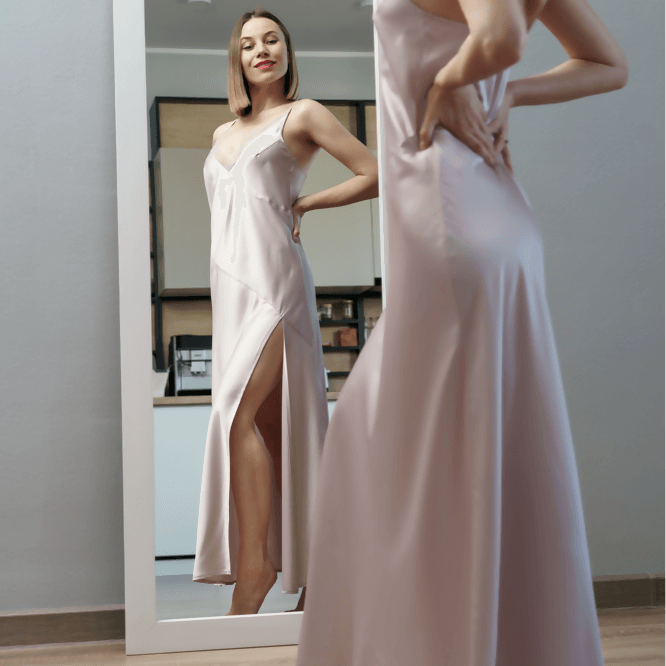 Nuisette femme - XXS/L - LA MIA PERLA, peignoir élégant, patron de couture PDF à télécharger, image d'une femme en nuisette rose devant miroir