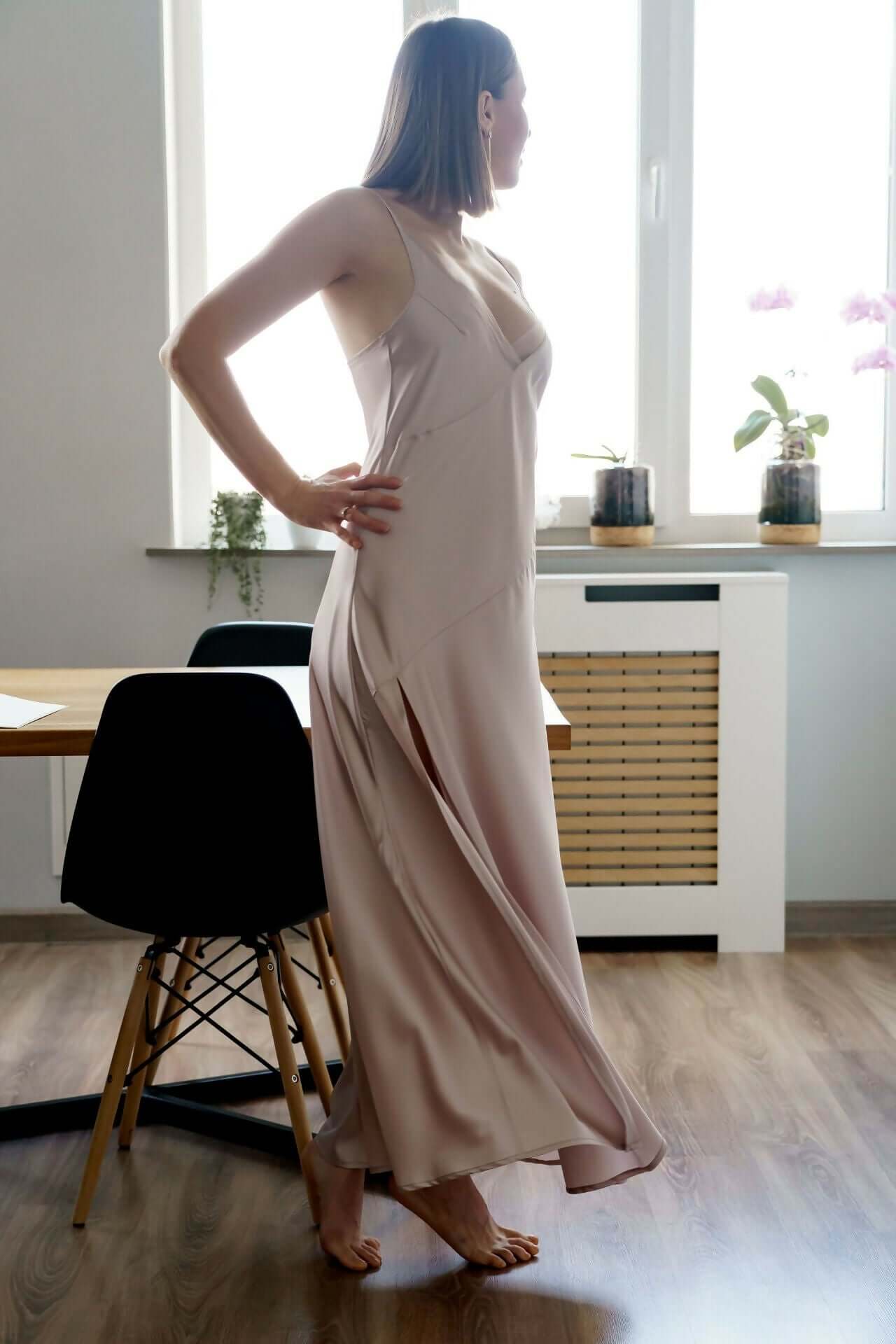 Nuisette femme - XXS/L - LA MIA PERLA, patron de couture PDF à télécharger, élégante robe longue portée dans un intérieur moderne.