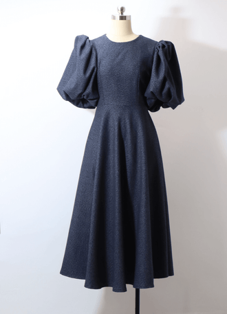 OLGA robe-taille de 30 à 58 EU en tissu élégant, patron de couture pdf à télécharger, vue de face sur mannequin.