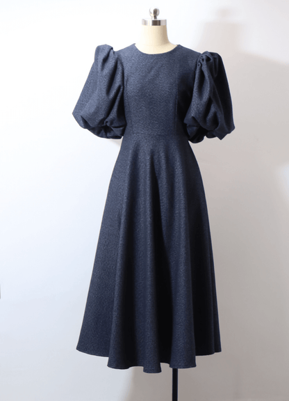OLGA robe-taille de 30 à 58 EU en tissu élégant, patron de couture pdf à télécharger, vue de face sur mannequin.