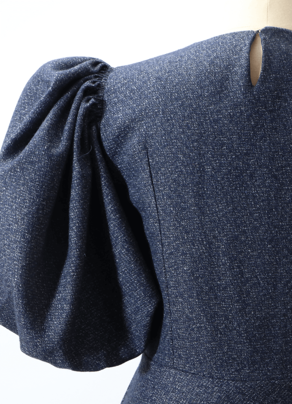 OLGA robe-taille de 30 à 58 EU avec manches bouffantes, patron de couture pdf à télécharger en bleu élégance et féminité.