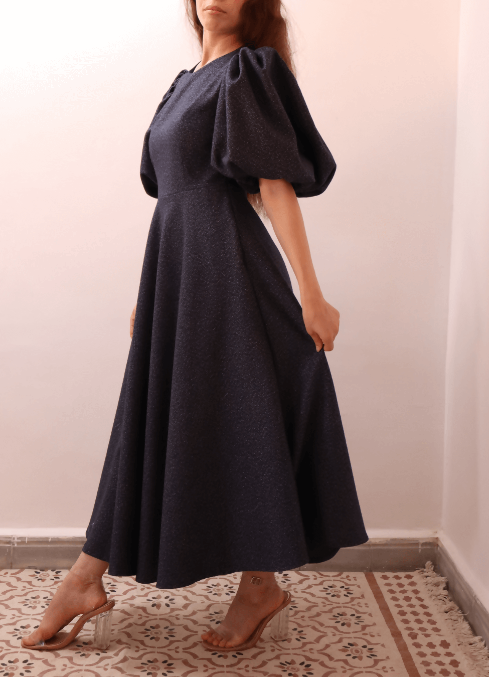 Femme portant la OLGA robe-taille de 30 à 58 EU, patron de couture pdf à télécharger, élégante et polyvalente pour toutes les saisons.