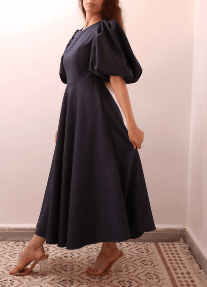 Femme portant la OLGA robe-taille de 30 à 58 EU, patron de couture pdf à télécharger, élégante et polyvalente pour toutes les saisons.