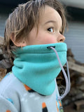 Enfant portant Options Sweat TITUS du 2 au 16 Ans, modèle de couture avec capuche et col roulé, patron de couture pdf à télécharger.