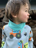 Enfant portant Options Sweat TITUS du 2 au 16 Ans avec motif tracteur, patron de couture pdf à télécharger, col croisé.