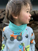 Enfant portant Options Sweat TITUS du 2 au 16 Ans avec motif tracteur, patron de couture pdf à télécharger, col croisé.