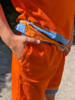 Patron PDF T-shirt et Short LOULOU TWIST, détail de la ceinture élastiquée bleu et orange en jersey, vue portée