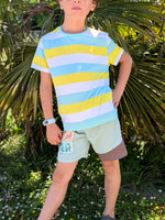 Enfant portant le Patron PDF T-shirt/Short LOULOU et TWIST, rayures bleu jaune blanc, sous palmiers