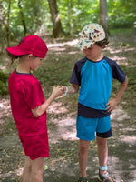 Enfants portant le Patron PDF Pack T-shirt/Short LOULOU et TWIST, en jersey, en forêt