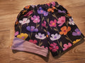 Patron PDF Pack T-shirt/Short LOULOU et TWIST Capacha, short à fleurs colorées sur fond noir avec ceinture rose