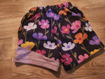 Patron PDF Pack T-shirt/Short LOULOU et TWIST Capacha, short à fleurs colorées sur fond noir avec ceinture rose