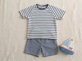 Patron PDF Pack T-shirt/Short LOULOU et TWIST, rayé bleu marine et blanc avec short à carreaux, vue de mise en scène enfant