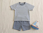 Patron PDF Pack T-shirt/Short LOULOU et TWIST, rayé bleu marine et blanc avec short à carreaux, vue de mise en scène enfant