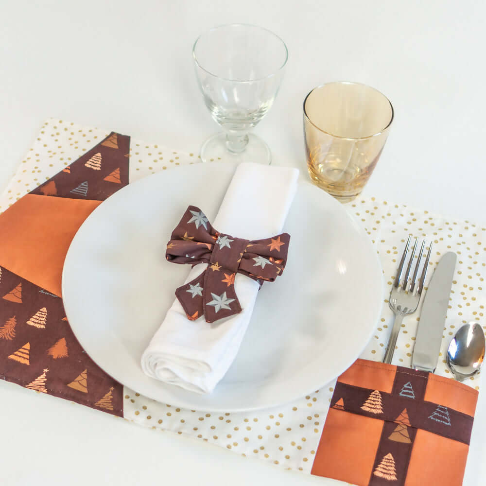 PACK Table de Noël 1, 4 patrons - Décoration de table élégante avec serviette et accessoires.