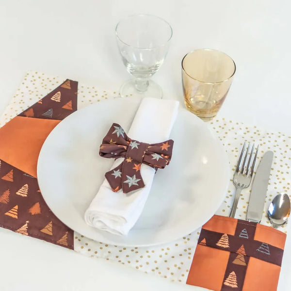 PACK Table de Noël 1, 4 patrons - Décoration de table élégante avec serviette et accessoires.