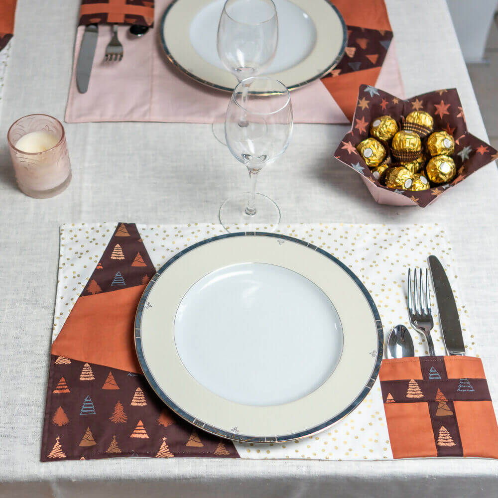 PACK Table de Noël 1, 4 patrons - Set de table élégant avec motifs de sapins et ballotins à chocolats.