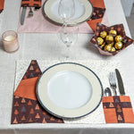 PACK Table de Noël 1, 4 patrons - Set de table élégant avec motifs de sapins et ballotins à chocolats.