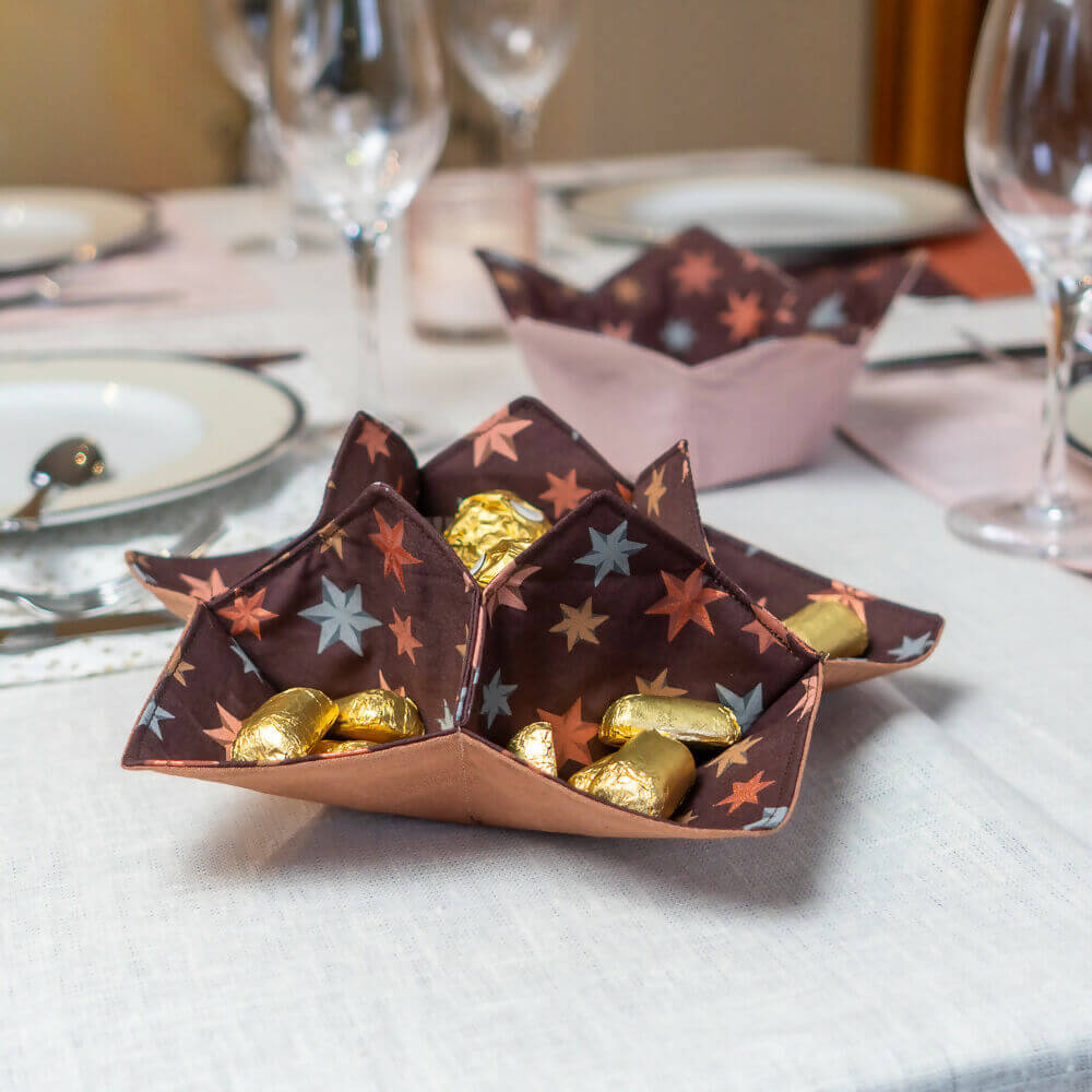 PACK Table de Noël 1, 4 patrons - Corbeille compartimentée en tissu avec chocolats.