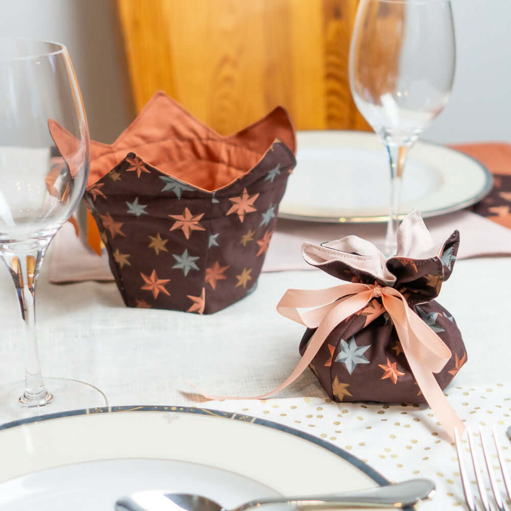 PACK Table de Noël 1, 4 patrons : corbeille et ballotin pour chocolat sur une table élégante.