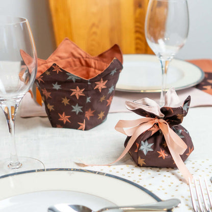 PACK Table de Noël 1, 4 patrons : corbeille et ballotin pour chocolat sur une table élégante.