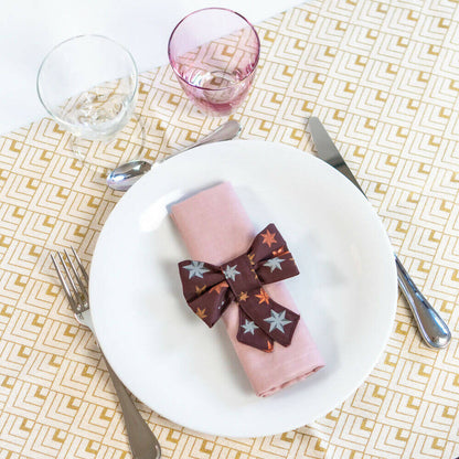 PACK Table de Noël 1, 4 patrons - décoration de table avec une serviette et un ruban étoilé.