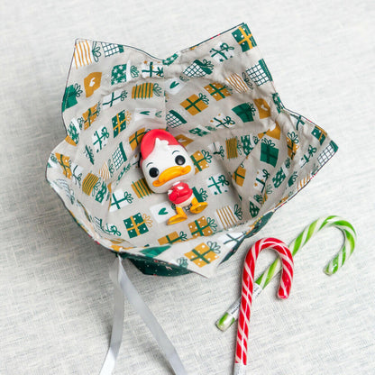 PACK Table de Noël 1, 4 patrons avec une corbeille compartimentée et un jouet décoratif.