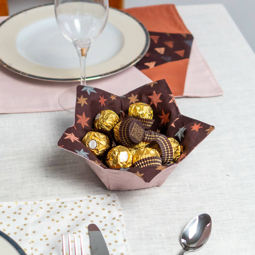 PACK Table de Noël 2, 4 patrons et tutoriels - Corbeille en étoile avec des chocolats décoratifs.