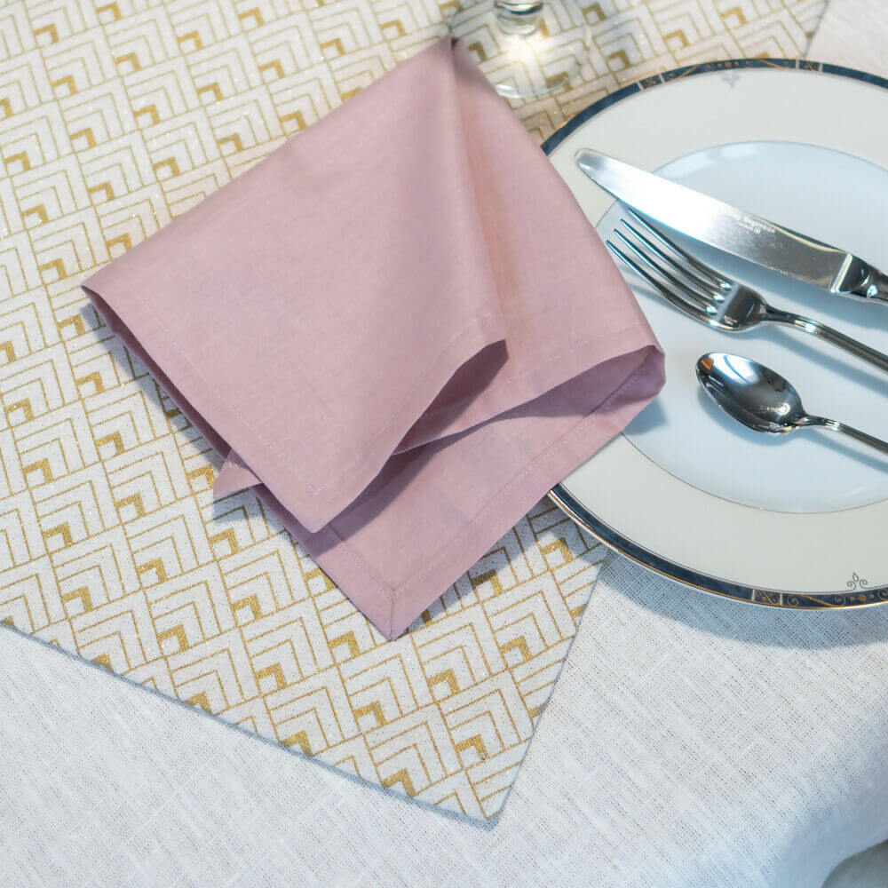 PACK Table de Noël 2, 4 patrons et tutoriels : serviette rose sur set de table géométrique.