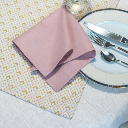 PACK Table de Noël 2, 4 patrons et tutoriels : serviette rose sur set de table géométrique.